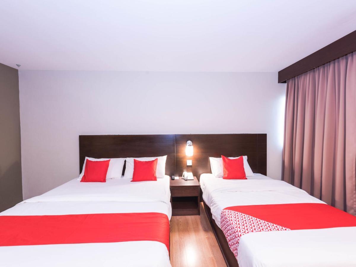Oyo 89421 Pp Island Hotel George Town Exteriör bild