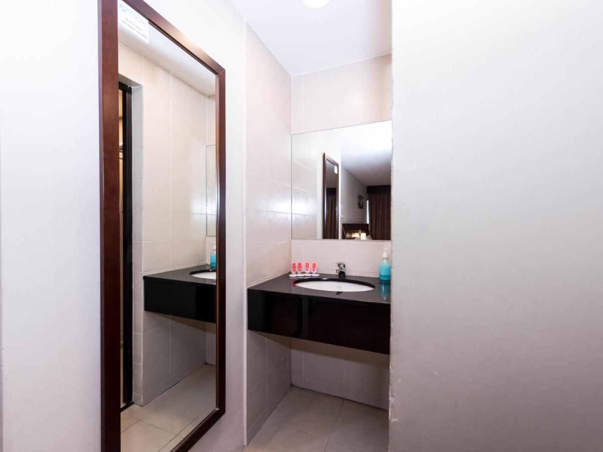 Oyo 89421 Pp Island Hotel George Town Exteriör bild
